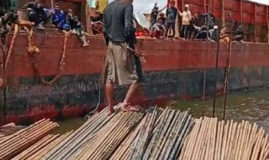 PERISTIWA TUMPAHNYA MUATAN KAPAL TONGKANG DI PERAIRAN PONTIANAK  MENIMBULKAN SALVAGE ILEGAL