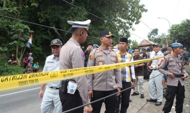 Kapolres Purworejo Cek Lokasi Kecelakaan Maut  di Kalijambe - Bener
