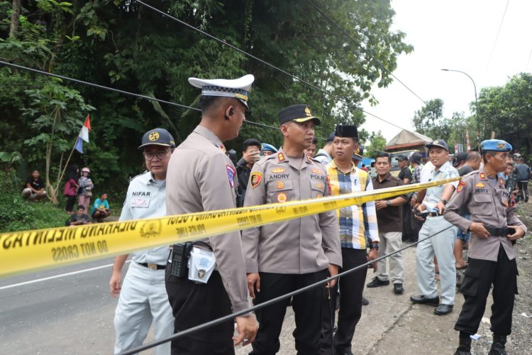 Kapolres Purworejo Cek Lokasi Kecelakaan Maut  di Kalijambe - Bener