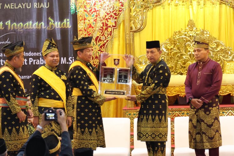 Kapolri Terima Anugerah Adat Ingatan Budi dari LAM Riau: Simbol Kehormatan, Amanah Moral, dan Komitmen Kebangsaan