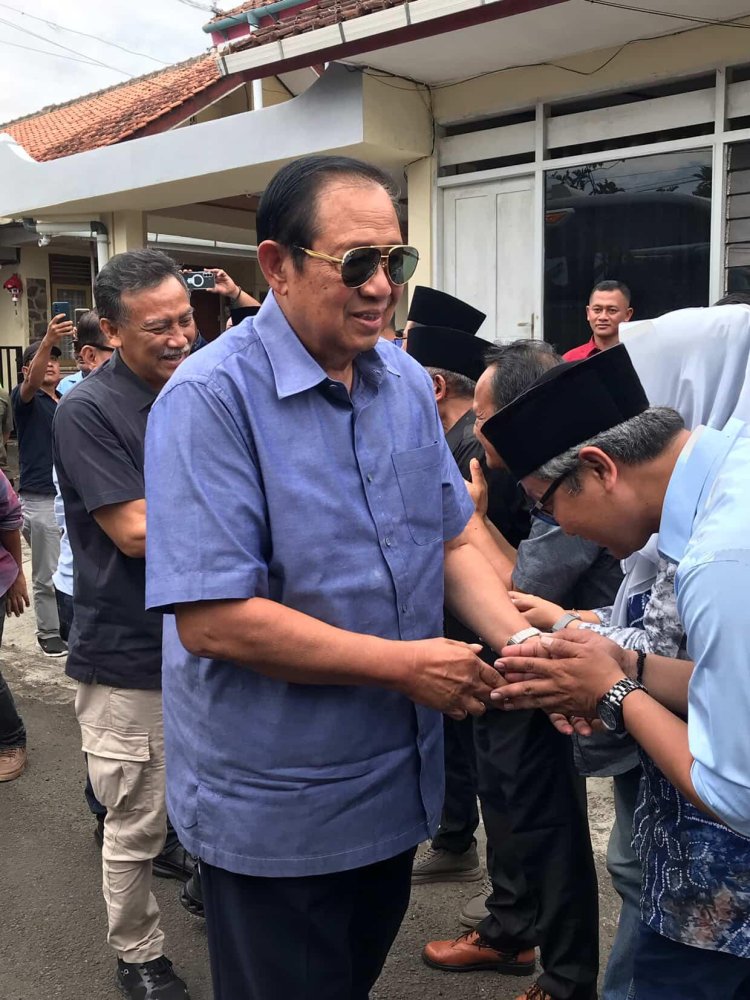 SBY Berziarah ke Makam Sarwo Edhie Wibowo, Kenang Jasa Sang Pahlawan Nasional