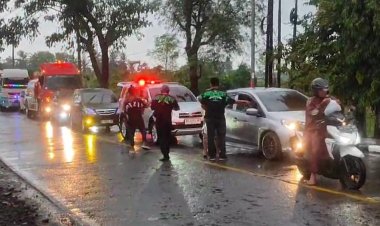 Solid di Tengah Hujan, Brigade Joxzin Purworejo Turun ke Jalan Bagikan Takjil Ramadan